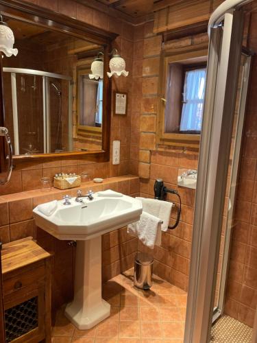 布拉格拉卡罗曼提克酒店的一间带水槽和镜子的浴室
