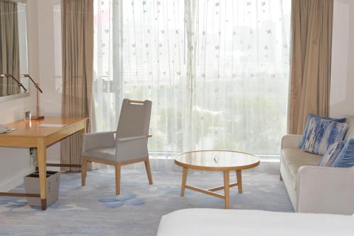 苏州苏州苏州湾艾美酒店 的客厅配有书桌、沙发和桌子