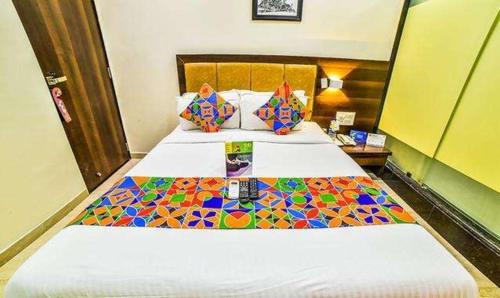 孟买FabHotel Ascot International II的酒店客房设有两张色彩缤纷的瓷砖床。