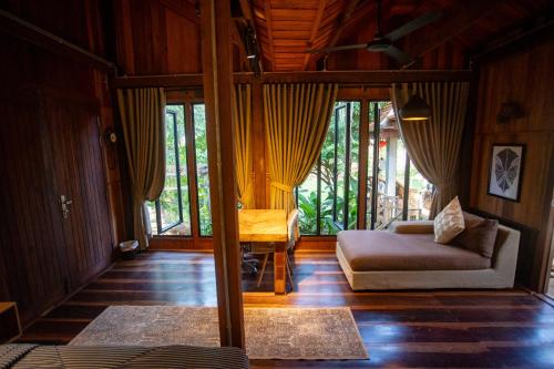 Khmer Oasis on the Lake的带沙发、床和窗户的客厅