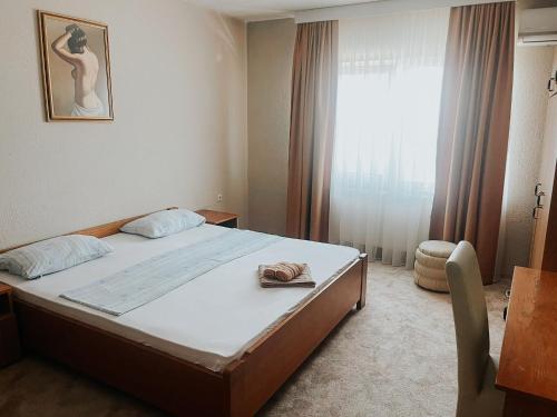 维特兹Motel Dačo的一间卧室设有一张床和一个窗口