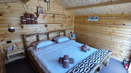 SuhaiaEdelweiss guesthouse, glamping and camping的小木屋内一间卧室,配有一张床