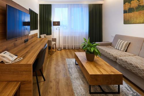 奥洛穆茨CENTRAL PARK FLORA的客厅配有沙发和桌子