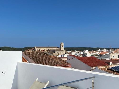 马翁Casa S’Arraval的从建筑屋顶上可欣赏到城市美景