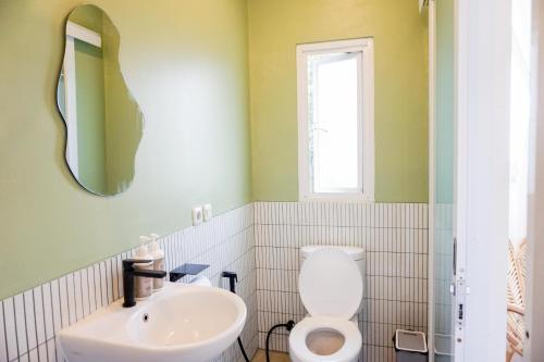 万隆Over Easy Apartment的浴室配有白色卫生间和盥洗盆。