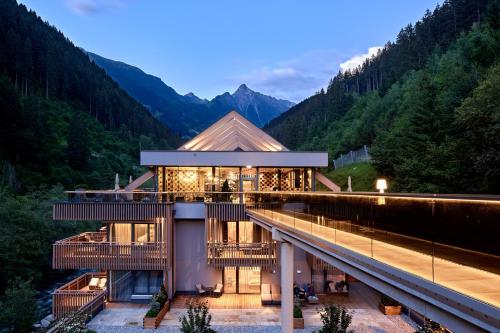 迈尔霍芬ZillergrundRock Luxury Mountain Resort的山景度假屋
