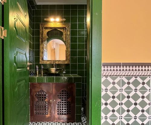 重庆重庆天方夜谭民宿的绿色浴室设有水槽和镜子