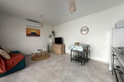 居让梅斯特拉Studio tout confort + terrasse的客厅配有沙发和桌子