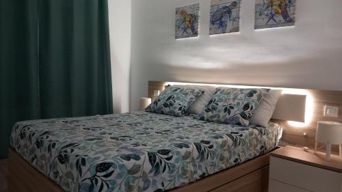 宏达海滩Casa Ila Flower Beach的一间卧室配有一张带绿帘的床