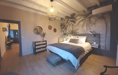 Marssac-sur-Tarn16 Bis-Gîte-Hôtel-Appartement的一间卧室设有床铺和棕榈树墙