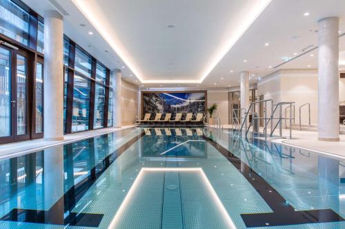 扎科帕内Radisson Blu Hotel & Residences的一座带玻璃窗的游泳池