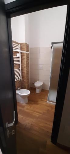 泰尔莫利Cairóly Rooms'的浴室设有2个卫生间、水槽和淋浴。