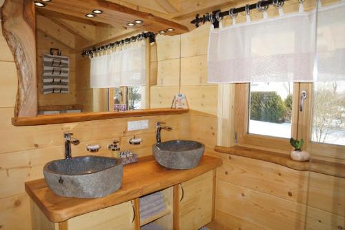 德拉塞尔斯里德Chalet Bauer的小木屋浴室设有2个水槽和窗户