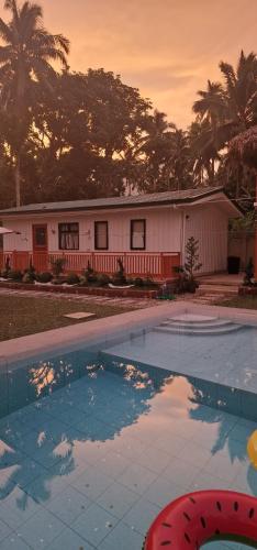 BulusanBirbeck Lodge的一座空的游泳池,位于房子前面