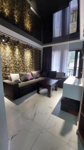 博尔若米New apartments in borjomi的客厅配有沙发和桌子