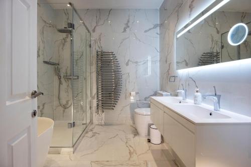 伦敦Veeve - Enchanting Light的一间带水槽、淋浴和卫生间的浴室