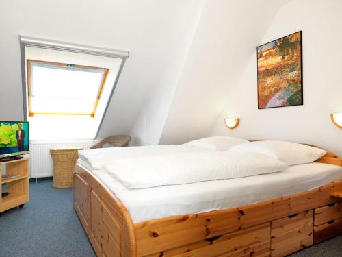 高尔维茨Landhaus am Meer Kleine Krabbe的一间卧室配有木床和电视
