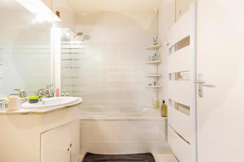 南特Location chambre privée avec salle de bain et WC privatifs dans appartement moderne的白色的浴室设有水槽和淋浴。