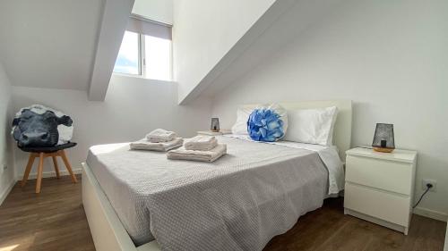 蓬塔德尔加达São Miguel Charming House by LFC Apts的白色卧室,配有带毛巾的床