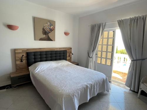 圣巴巴拉-迪内希Cabana do Monte的一间卧室设有一张床和一个大窗户