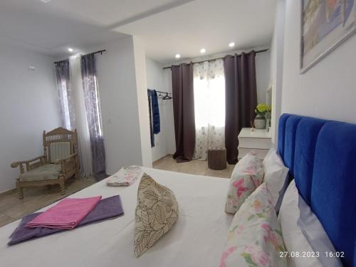 莫纳斯提尔TIM Haute standing appartment S2, center Monastir的卧室配有白色的床和枕头。