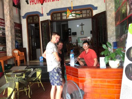 Cừ LạcPhong Nha Backpacker Hostel的三人站在餐厅酒吧