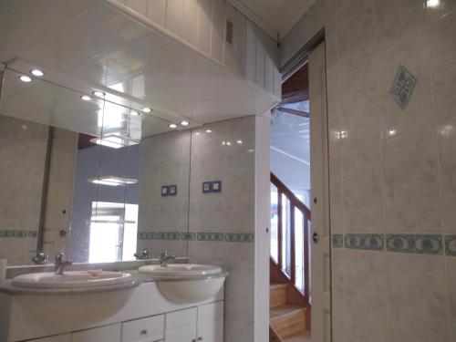 Saint-Laurent-en-RoyansLogez au cœur du parc du Vercors的浴室设有2个水槽和镜子