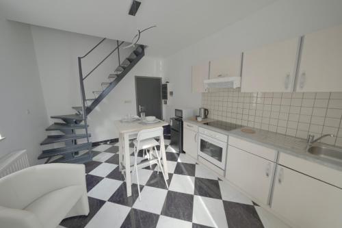 沙勒罗瓦Studio Didine的厨房铺有黑白的格子地板。