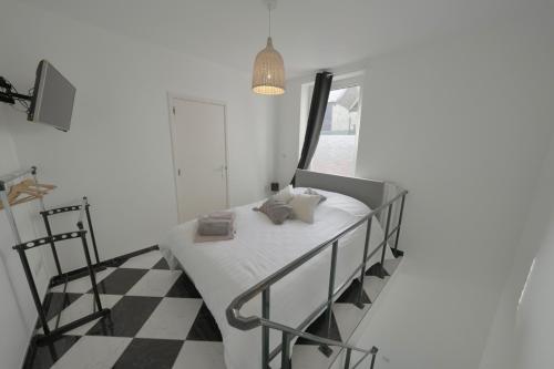沙勒罗瓦Studio Didine的白色的客房设有床和窗户。
