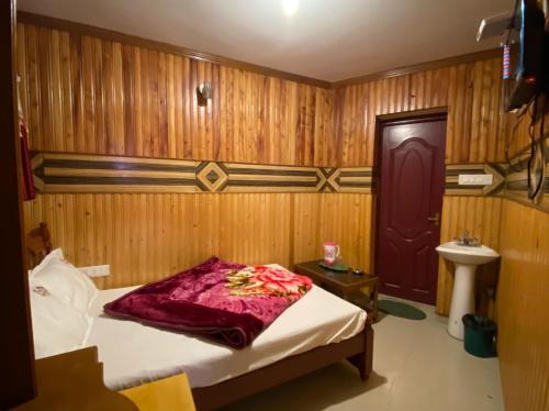 科代卡纳尔RPM Residency的一间带床和水槽的小卧室
