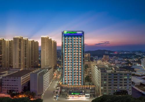 汕头汕头澄海智选假日酒店的城市的一座有灯光的建筑