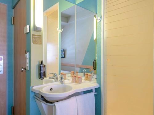 卢塞恩卢塞恩城宜必思快捷酒店的一间带水槽和镜子的浴室
