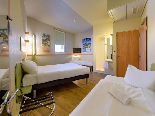 卢塞恩卢塞恩城宜必思快捷酒店的酒店客房带两张床和一间浴室