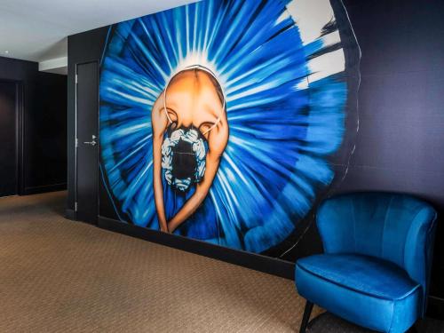 基督城宜必思基督城酒店的一面墙上挂着一幅蓝色的女人画