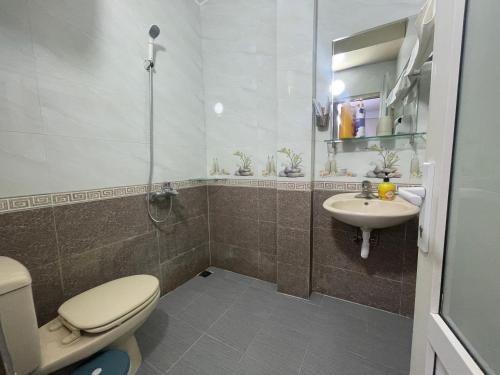 河内Sword lake hostel的一间带卫生间和水槽的浴室