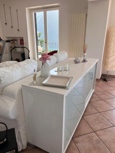 卢加诺Sweet View的客房设有一张床和一张白色的书桌。