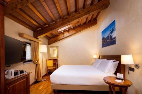 圣弗朗西斯科尔坎姆隆蒂尼贝斯特韦斯特PLUS酒店的酒店客房,配有床和电视