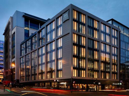 格拉斯哥ibis Styles Glasgow Central的城市街道上的一个大型建筑