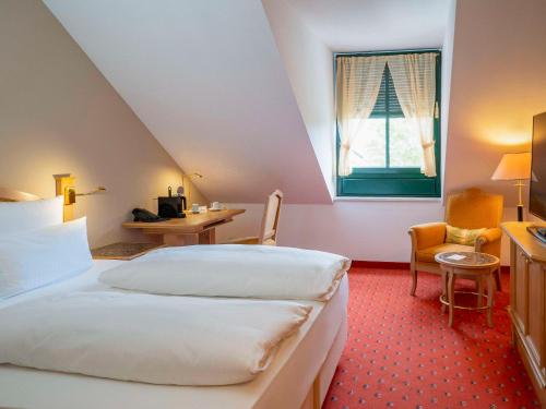 奥伯丁Atomis Hotel Munich Airport by Mercure的酒店客房设有床和窗户。