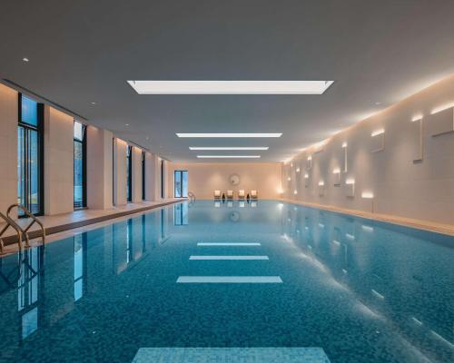 成都成都生物城凯悦嘉轩酒店的一座带天花板的大型游泳池