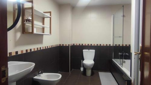 阿雷斯Precioso apartamento en ares的浴室配有白色卫生间和盥洗盆。