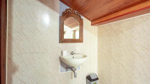 金巴兰RedDoorz at Villa Krisna Balangan Beach的一间带水槽和镜子的浴室
