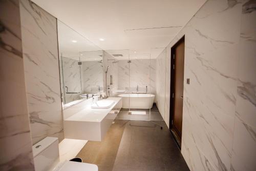 马尼拉Bayprime Hotel的带浴缸、水槽和浴缸的浴室