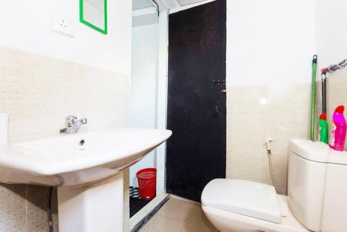 科伦坡Beehive Colombo的白色的浴室设有水槽和卫生间。
