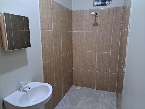 马卡帕AP 2 - Apartamento Mobiliado Tamanho Família - Cozinha Completa的带淋浴、卫生间和盥洗盆的浴室