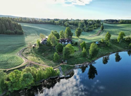 ÅrnesWonderInn Riverside的水面上岛上房屋的空中景观