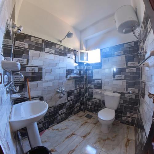 锡瓦Siwa star的一间带卫生间和水槽的浴室