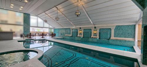 伊塔佩马Sofistic Hotel的大楼内的大型游泳池
