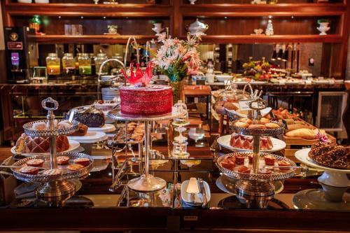 伊塔佩马Sofistic Hotel的自助餐,包括甜品和蛋糕