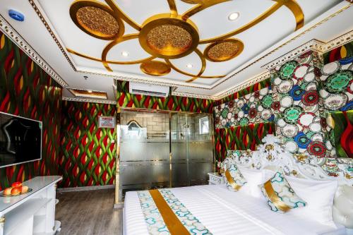胡志明市KEN 2 HOTEL的卧室配有一张床铺,位于拥有色彩缤纷的墙壁的房间